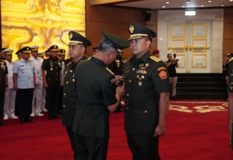 Kasum TNI saat Pimpin Sertijab Asintel Panglima TNI dan Aster Panglima TNI di Aula Gatot Subroto, Mabes TNI, Cilangkap, Jakarta Timur, Senin (10/11/2025).