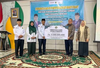 Bantuan diserahkan oleh Inspektur Jenderal (Irjen) Kemenag Khairunas kepada Kantor Wilayah Kementerian Agama Provinsi Sumatra Barat dan UIN Imam Bonjol Padang.