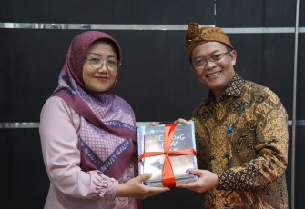 Kepala Badan Bahasa, Hafidz Muksin, meninjau langsung pelaksanaan kegiatan Pelatihan Guru Utama Revitalisasi Bahasa Daerah (RBD) jenjang SD dan SMP se-provinsi Jawa Barat yang berlangsung di Lembang, Jawa Barat, pada Jumat (20/6).  