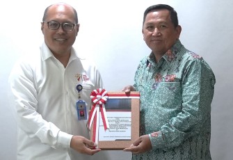Sekretaris Kementerian Koperasi (Seskemenkop) Ahmad Zabadi saat menerima LHP Kepatuhan atas Penyaluran Dana Bergulir di Kantor BPK RI, Jakarta, Kamis (17/4).