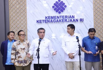 Menaker Yassierli dalam keterangannya bersama Menteri PKP Maruarar Sirait usai menyaksikan Penandatanganan Kerja Sama terkait Dukungan Program Kepemilikan Rumah Layak Huni melalui Program Pembiayaan Tapera dan Kredit Pemilikan Rumah Sejahtera, di Kantor Kemnaker, Jakarta, Kamis (14/8/2025).