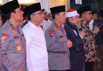 Ketua PBNU, Yahya Cholil Staquf bersama Kapolri Jenderal Listyo Sigit Prabowo di Haul Pondok Buntet Pesantren Cirebon, Sabtu (2/8/25).