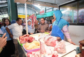 Ketua Tim Kunjungan Kerja Spesifik Komisi IX DPR RI M. Yahya Zaini, bersama tim saat mengecek keamanan makanan dan minuman ke Pasar Oro-oro Dowo Kota Malang, Kamis (27/2/2025).