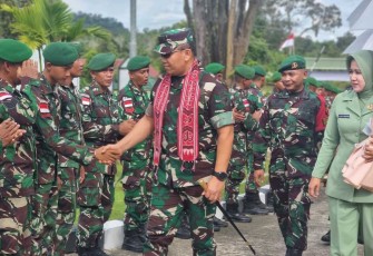 Panglima Kodam XII/Tanjungpura, Mayor Jenderal (Mayjen) TNI Jamalullael, S.Sos., M.Si. melaksanakan Kunjungan Kerja (Kunker) ke Komando Taktis (Kotis) Nanga Badau Satgas Pamtas RI-Malaysia Yonzipur 5/ABW di Badau, Kecamatan Badau, Kabupaten Kapuas hulu, Jum'at (21/2/2025)
