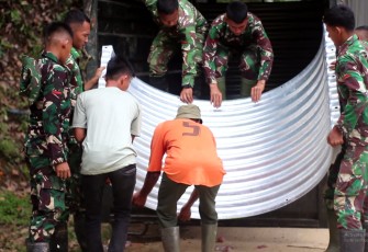 TNI melaksanakan pemasangan Jembatan Aramco bantuan Kepala Staf Angkatan Darat (KASAD) di Desa Alue Sentang dan Desa Alue Gadeng Kebun, Dusun Alue Meukuh, Kecamatan Birem Bayeun, Kabupaten Aceh Timur, Minggu (21/12/2025).