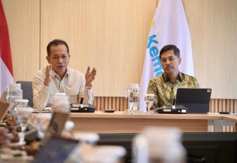 Wakil Menteri Koperasi (Wamenkop) Ferry Juliantono saat bertemu dengan Wamenkes Prof Dante Saksono Harbuwono, di kantor Kemenkes, Jakarta, Selasa (8/7).