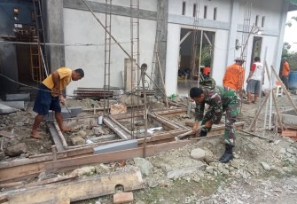 Babinsa Koramil 0805/01 Ngawi Bersama Warga saat Kerja Bakti Rehab Masjid