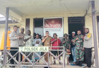 Babinsa Koramil 1710-05/Jila Bersama Distrik Jila dan Polsek Jila saat Melaksanakan Pertemuan Dengan Tokoh Masyarakat