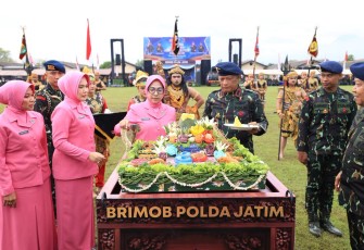 Potong tumpeng HUT ke-80 Korps Brimob Polri di Mako Kompi 3 Batalyon A Pelopor Satbrimob Polda Jawa Timur, Jumat (14/11/2025). 
