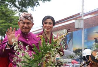 Letnan Kolonel Kav Mohammad Nashir, S.Hub.Int., bersama istri