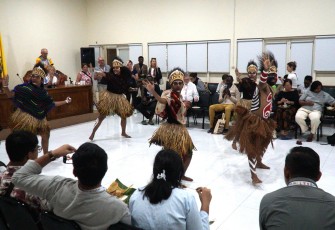 Mahasiswa Papua menampilkan tari tradisional di hadapan peserta International Union of Prehistoric and Protohistoric Sciences (UISPP) 2025 di Grha Kartini, UKSW. 
