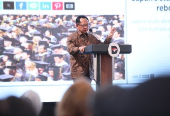 Mendagri Muhammad Tito Karnavian saat menghadiri Alliance of Alumni Associations (AAA) Conference 1.0: Connecting Global Expertise with Indonesian Opportunities di Hall Wisma Danantara Indonesia, Jumat (5/12/2025).