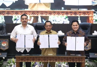 Mendagri, Menpora dan Menteri UMKM saat teken MoU di Sasana Bhakti Praja, Kantor Pusat Kemendagri, Jakarta, Selasa (2/12/2025).