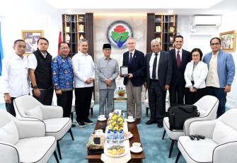 Foto bersama Yandri Susanto saat bertemu Associate Vice President IFAD Donal Brown di Kantor Kemendes PDT Jakarta, Selasa (28/10/2025).