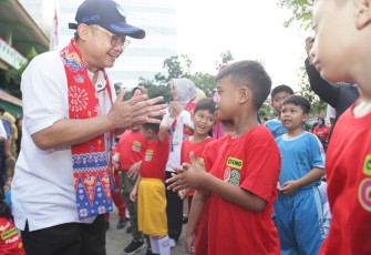 Mendikdasmen Abdul Mu’ti saat melakukan peninjauan langsung sebagai momentum kolaboratif antara Kemendikdasmen dan Kementerian Kesehatan.
