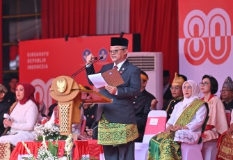 Menteri Pendidikan Dasar dan Menengah, Abdul Mu’ti, bertindak sebagai pembina upacara.