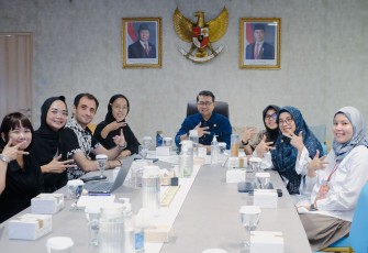 Menekraf Riefky saat menerima audiensi dari Markamarie di Gedung Film Pesona Indonesia, Jakarta pada Senin, 17 Februari 2025.