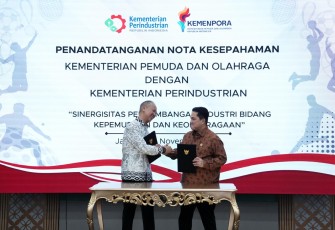 Penandatangan Nota Kesepahaman dengan Menteri Perindustrian Agus Gumiwang Kartasasmita di kantor Dirjen Kementerian Perindustrian, Selasa (25/11).