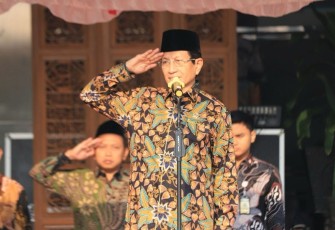 Menteri Agama Nasaruddin Umar saat menjadi pembina upacara peringatan Hari Pendidikan Nasional di halaman kantor pusat Kementerian Agama, Lapangan Banteng, Jakarta.