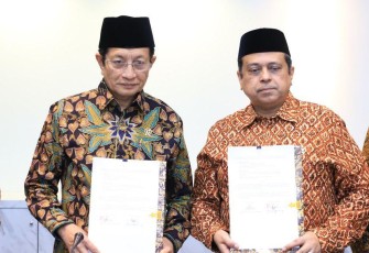 Menteri Agama Nasaruddin Umar saat teken MoU bersama Kepala BPJPH Ahmad Haikal Hasan.