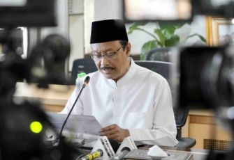 Menteri Sosial Saifullah Yusuf (Gus Ipul) dalam konferensi pers di Kantor Kemensos, Jakarta, Sabtu (19/7/2025). 