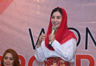 Novita Hardini, Ketua TP-PKK Kabupaten Trenggalek, saat menjadi keynote speaker munas VI APKASI, di Minahasa Utara, Jum'at (3052025).