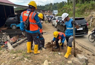 Tim PLN Unit Induk Distribusi Sumatera Barat melaksanakan pemasangan tiang listrik di wilayah terdampak bencana sejak 3 Desember 2025. Kegiatan ini bertujuan memulihkan jaringan listrik yang terputus akibat bencana. Perbaikan dilakukan di wilayah Kabupaten Agam (4/12).