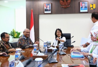 Wakil Menteri Pekerjaan Umum (PU) Diana Kusumastuti menerima kunjungan Deputi Bidang Koordinasi Penanggulangan Bencana dan Konflik Sosial, Kementerian Koordinator Bidang Pembangunan Manusia dan Kebudayaan (Kemenko PMK) Lilik Kurniawan dan jajaran ke Kementerian PU, Selasa (25/02/2025)