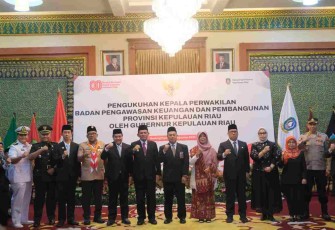 Wali Kota Tanjungpinang, Lis Darmansyah saat menghadiri pengukuhan Mudzakir sebagai Kepala Perwakilan Badan Pengawasan Keuangan dan Pembangunan (BPKP) Provinsi Kepri, sekaligus melantik pengurus wilayah AAIPI Kepri, di Gedung Daerah, Tanjungpinang, Jumat (15/8/2025).