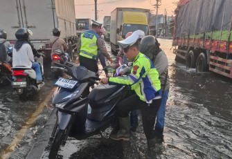 Pengendara Mogok Dibantu Personel Satlantas Polres Demak 