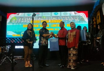 Penyerahan cenderamata oleh Walikota Bitung kepada Kolonel Laut (P) Shodikin, M.Tr.Opsla diacara pisah sambut Dansatrol VIII Bitung