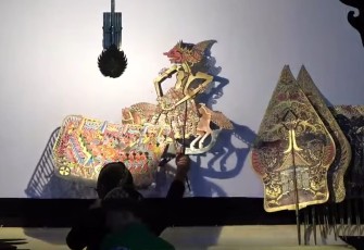 Pergelaran wayang kulit dengan lakon "Jawatageni" oleh dalang Ki Hazel Abirama, dalam acara "Jaladara #2", di Lapangan Indraprastha, Sawahan, Jaten, Karanganyar, pada Jumat malam (28/11/2025).