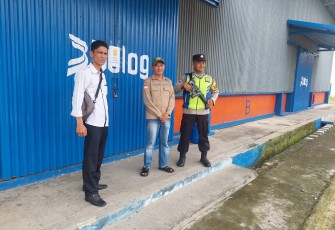 Personel Polsek Belitang III saat Sambangi Gudang Bulog
