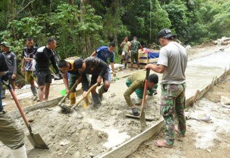 Personil Kodim 1304/Gorontalo bersama Masyarakat bahu membahu mengerjakan pekerjaan fisik jalan beton