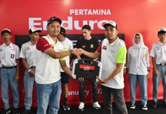 VP Corporate Communication Pertamina Fadjar Djoko Santoso memberikan bantuan simbolis kepada perwakilan SMU di lombok saat acara “Pertamina Enduro VR 46 Riders Academy” yang diselenggarakan di Pertamina Mandalika International Circuit, Kuta, Lombok Tengah, Nusa Tenggara Barat pada Senin (27/1/2025)
