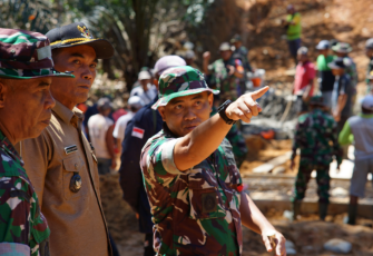 Aku saat meninjau proses pengerjaan sasaran fisik pengecoran plat duiker. Memastikan material cukup dan memberikan arahan satgas bersama masyarakat.
