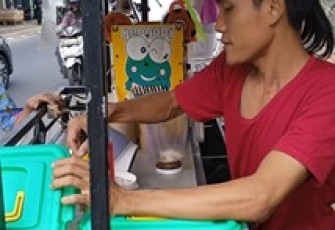 Hendra berjualan Capucino Cincau. (Foto: Istimewa)