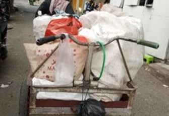 Potret Bu Marni dengan gerobak barang bekasnya (Foto : Istimewa/Dokumen Pribadi)