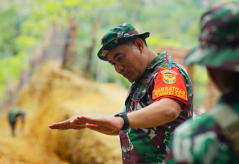 Dansatgas TMMD ke-124, Kodim 0408/BS Letnan Kolonel Czi Bambang Santoso saat memberi arahan kepada satgas TMMD ke-124 di titik sasaran fisik pembuatan badan jalan.