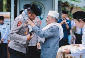 Kapolda Jatim, Irjen Pol. Drs. Nanang Avianto, M.Si., saat disambut hangat dengan jajar kehormatan di depan penjagaan Mako Polres Tulungagung.
