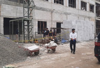 Polisi melakukan olah TKP di RS PKU Muhammadiyah Blora terkait jatuhnya lift yang menewaskan 4 orang pekerja.
