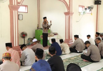 Kapolres Aceh Singkil AKBP Joko Triyono, S.I.K., M.H., saat Shalat Jum'at Ke Masjid Al-Amin