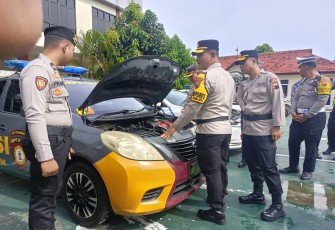Pengecekan kendaraan operasional yang akan digunakan untuk pelaksanaan Operasi Zebra Candi 2025, usai apel gelar pasukan di Lapangan Wira Satya Polres Karanganyar, Senin pagi (17/11/2025).