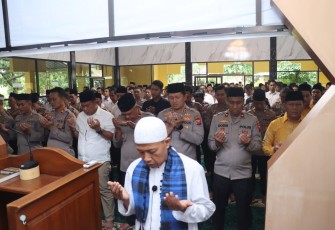 Polres Magetan saat Sholat Ghoib pada Rabu (3/12/2025) di Masjid Shiratal Mustaqim.
