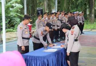 Upacara Serah Terima Jabatan Kasat Lantas di lapangan apel Polres Pasaman Barat, Sabtu (13/9/2025).