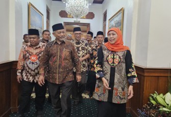 Presiden PKS Ahmad saat kunjungan silaturahmi ke Gubernur Jawa Timur Khofifah Indar Parawansa di Gedung Negara Grahadi, Surabaya, Kamis (22/5). 