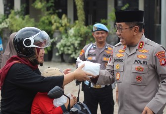 Kapolda Kalteng Irjen Pol Drs Djoko Poerwanto bersama Ketua Bhayangkari Daerah Kalteng Irna Djoko dan sejumlah pejabat utama Polda, Forkopimda di Kab. Kapuas diisi dengan berbagai kegiatan, Rabu (12/3/2025)