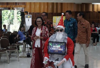 SantaBot, robot Santa Claus karya Tim R2C UKSW dari FTEK mengiring Rektor UKSW Profesor Intiyas Utami dan pimpinan menuju Balairung Universitas pada Ibadah Natal 2025