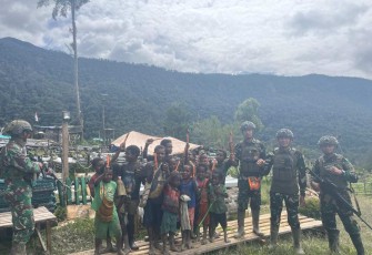 Prajurit TNI saat Warnai Hari Anak-anak Kampung Dambet