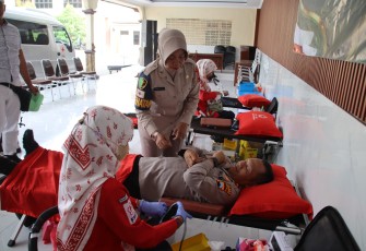 Sejumlah personel Polres Karanganyar mengikuti donor darah dalam rangka menyambut Hari Bhayangkara ke-79, Rabu (1162025), di Aula Jananuraga Polres setempat.